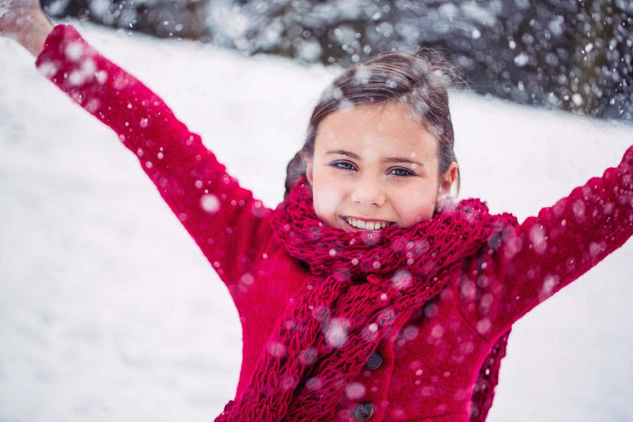 Foto uit de familiereportage van Sneeuwpret met Pauline door familiefotograaf Jorick Michiels