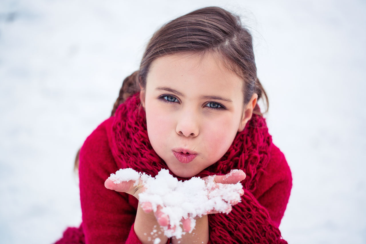 Foto uit de familiereportage van Sneeuwpret met Pauline door familiefotograaf Jorick Michiels